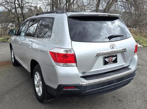 Classic Silver Metallic 2012 Toyota Highlander SE