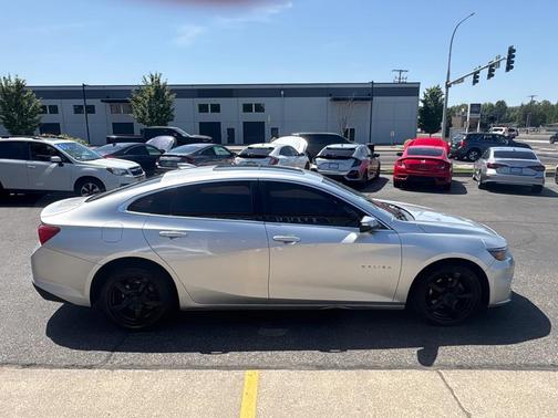 Silver Ice Metallic 2018 Chevrolet Malibu LT