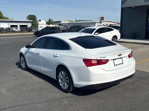 Summit White 2024 Chevrolet Malibu FWD 1LT