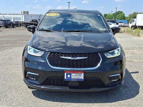 Diamond Black 2025 Chrysler Pacifica Select