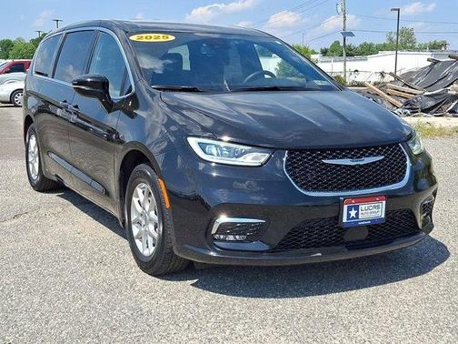 Diamond Black 2025 Chrysler Pacifica Select
