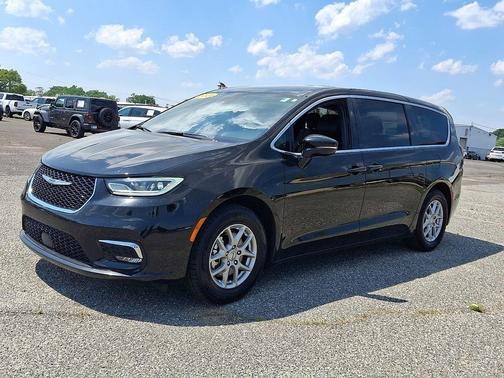 Diamond Black 2025 Chrysler Pacifica Select