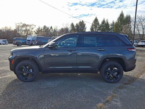 2025 Jeep Grand Cherokee Laredo
