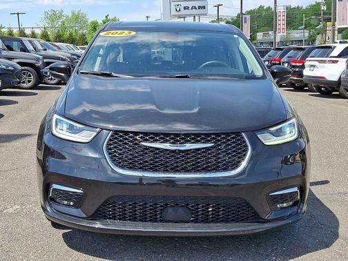 2023 Chrysler Pacifica Touring-L