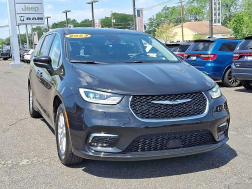 2023 Chrysler Pacifica Touring-L