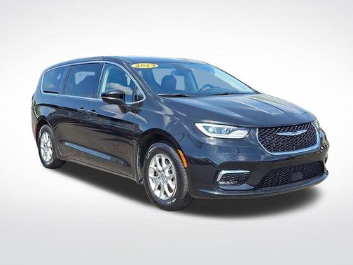 2023 Chrysler Pacifica Touring-L