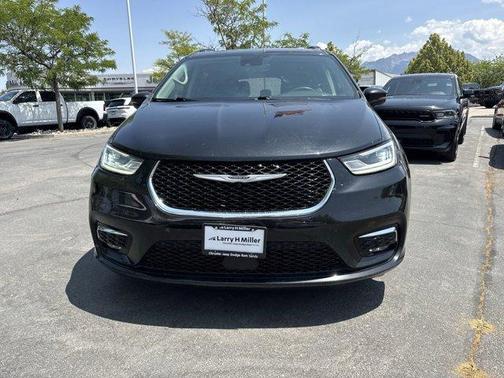 2022 Chrysler Pacifica Touring-L