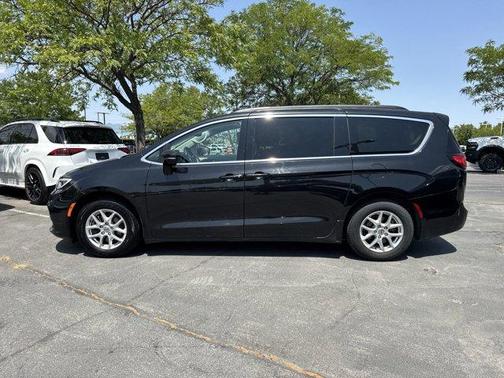 2022 Chrysler Pacifica Touring-L