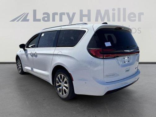 2025 Chrysler Pacifica Hybrid Pinnacle