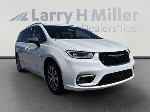 2025 Chrysler Pacifica Hybrid Pinnacle