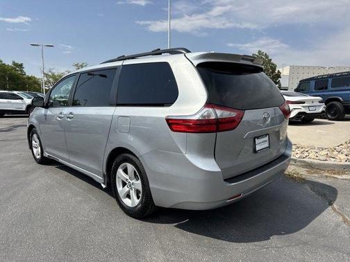 2019 Toyota Sienna LE