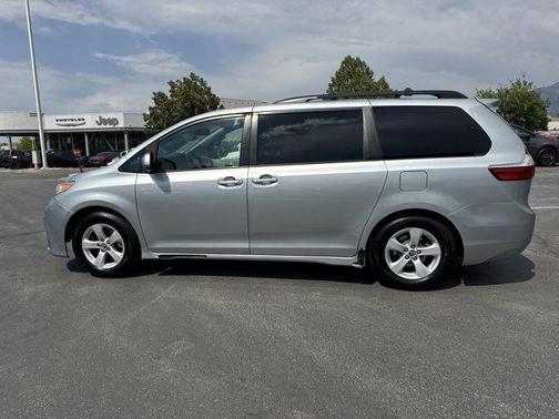2019 Toyota Sienna LE