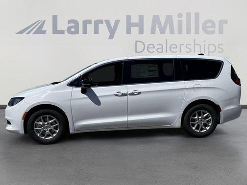 2025 Chrysler Voyager LX