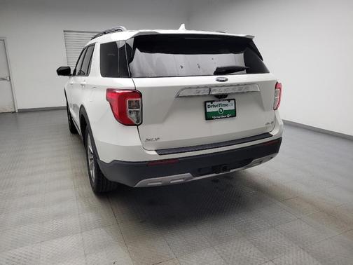 Star White Metallic Tri-Coat 2022 Ford Explorer XLT