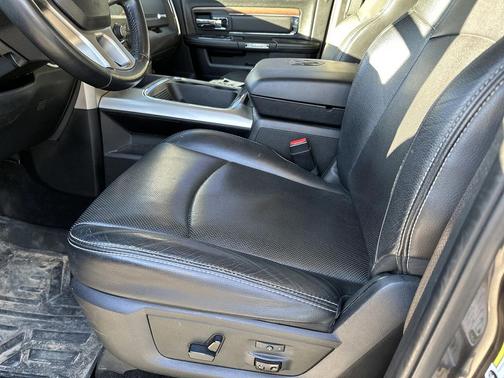 2017 RAM 2500 Laramie Crew Cab 4x4 6'4' Box