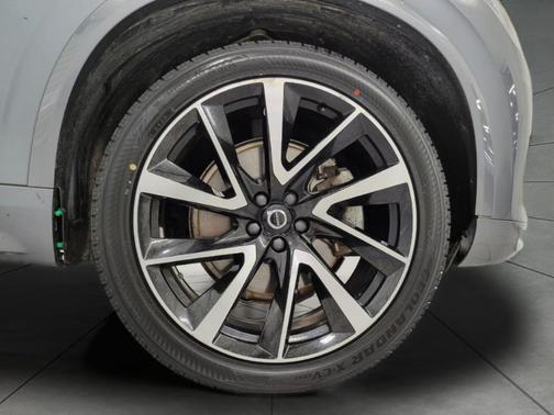 2020 Volvo XC90 T6 Momentum