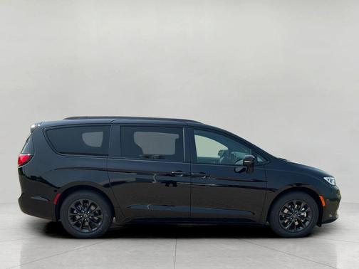 2025 Chrysler Pacifica L