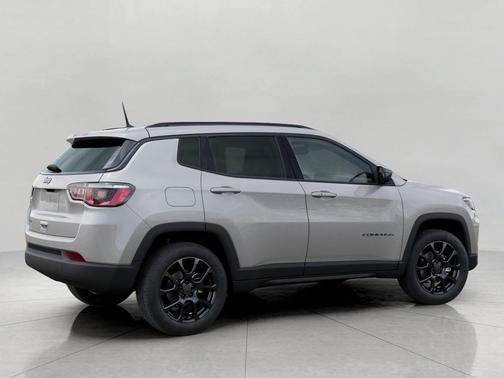 Silver Zynith Metallic Clearcoat 2026 Jeep Compass Latitude