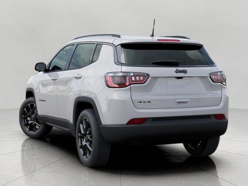 Bright White Clearcoat 2026 Jeep Compass Latitude