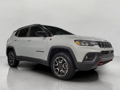 SILVER ZYNITH METALLIC CLEARCOAT 2025 Jeep Compass Trailhawk