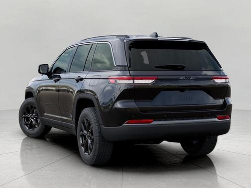Diamond Black Crystal Pearlcoat 2026 Jeep Grand Cherokee Altitude