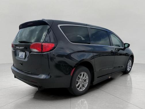 Brilliant Black Crystal Pearlcoat 2024 Chrysler Voyager LX