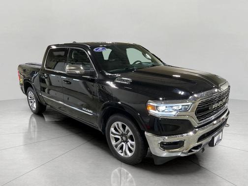 Diamond Black Crystal Pearlcoat 2024 RAM 1500 Limited