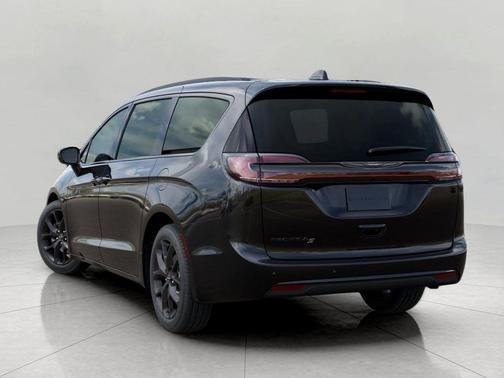 Diamond Black Crystal Pearlcoat 2026 Chrysler Pacifica L