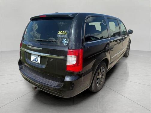 2016 Chrysler Town & Country S