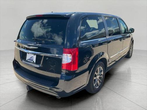 2016 Chrysler Town & Country S