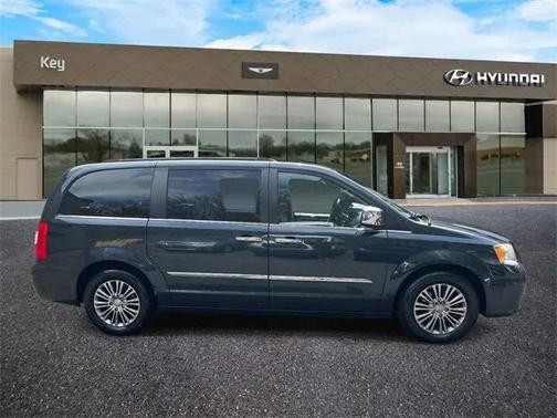 2014 Chrysler Town & Country Touring-L