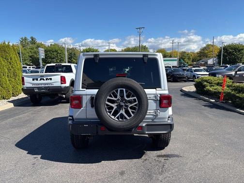 2024 Jeep Wrangler 4-Door Sahara 4x4