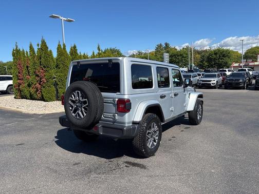 2024 Jeep Wrangler 4-Door Sahara 4x4