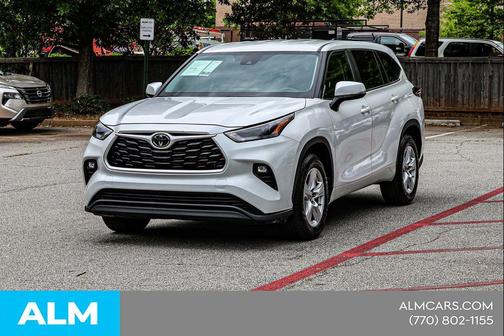 Pearl 2024 Toyota Highlander LE