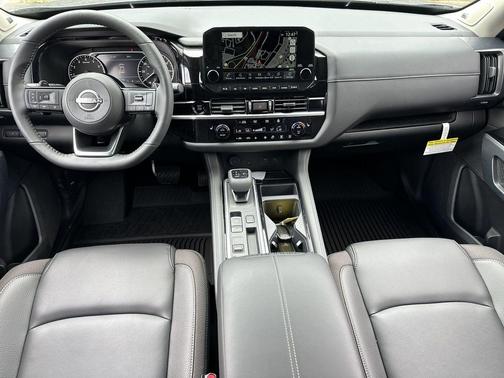 2025 Nissan Pathfinder SL FWD