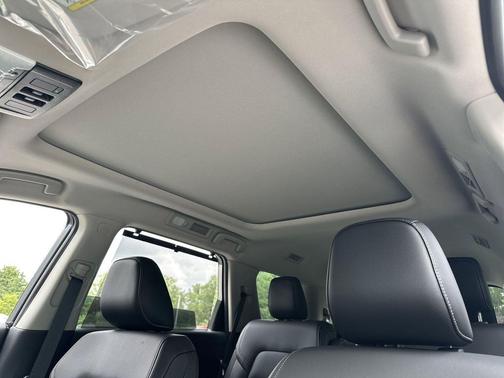 2025 Nissan Pathfinder SL FWD