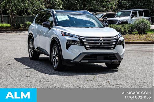 Everest White Pearl/Super Black 2025 Nissan Rogue SL