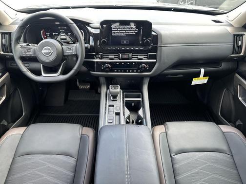 2025 Nissan Pathfinder Platinum FWD