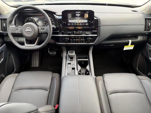 2025 Nissan Pathfinder SL FWD
