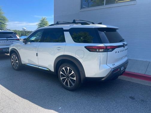 Everest White Pearl Tricoat 2026 Nissan Pathfinder Platinum