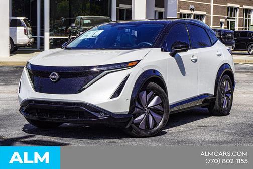 Everest White Pearl Tricoat/Black Diamond Pearl 2023 Nissan ARIYA PLATINUM+