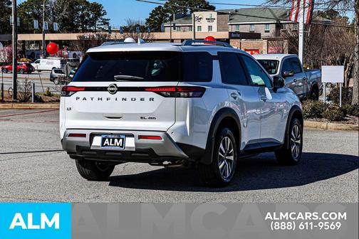 2025 Nissan Pathfinder SL 4WD