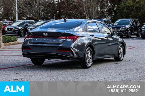 2025 Hyundai ELANTRA SE