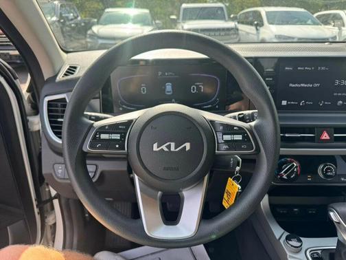 Snow White Pearl 2026 Kia Seltos LX