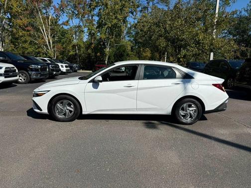 2025 Hyundai ELANTRA SE