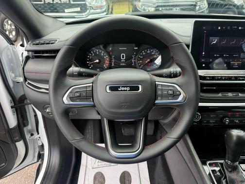 Bright White Clearcoat 2025 Jeep Compass Trailhawk