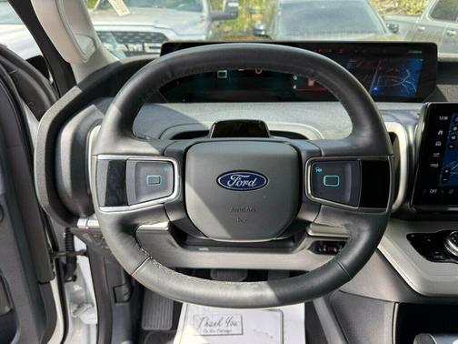 Oxford White 2025 Ford Expedition Active