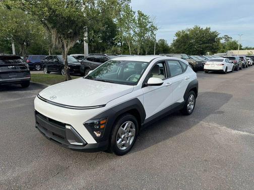 Atlas White 2025 Hyundai KONA SE