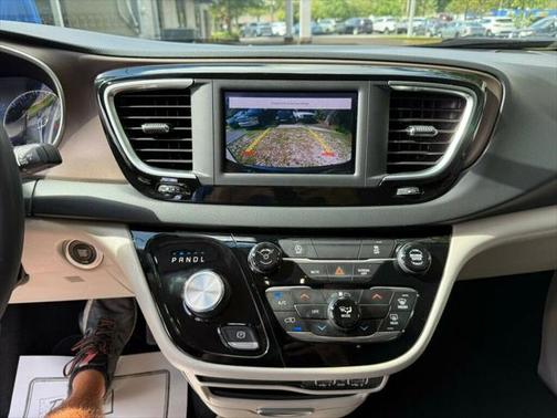 2022 Chrysler Voyager LX