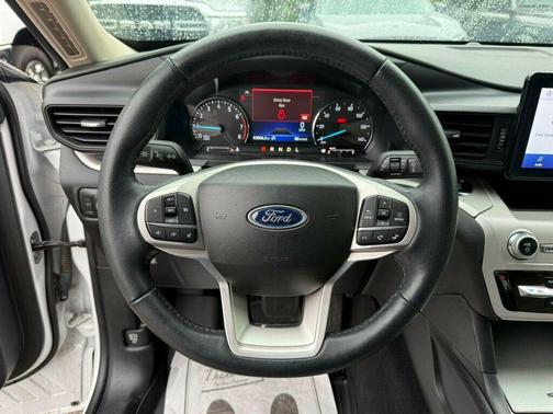 Oxford White 2023 Ford Explorer XLT